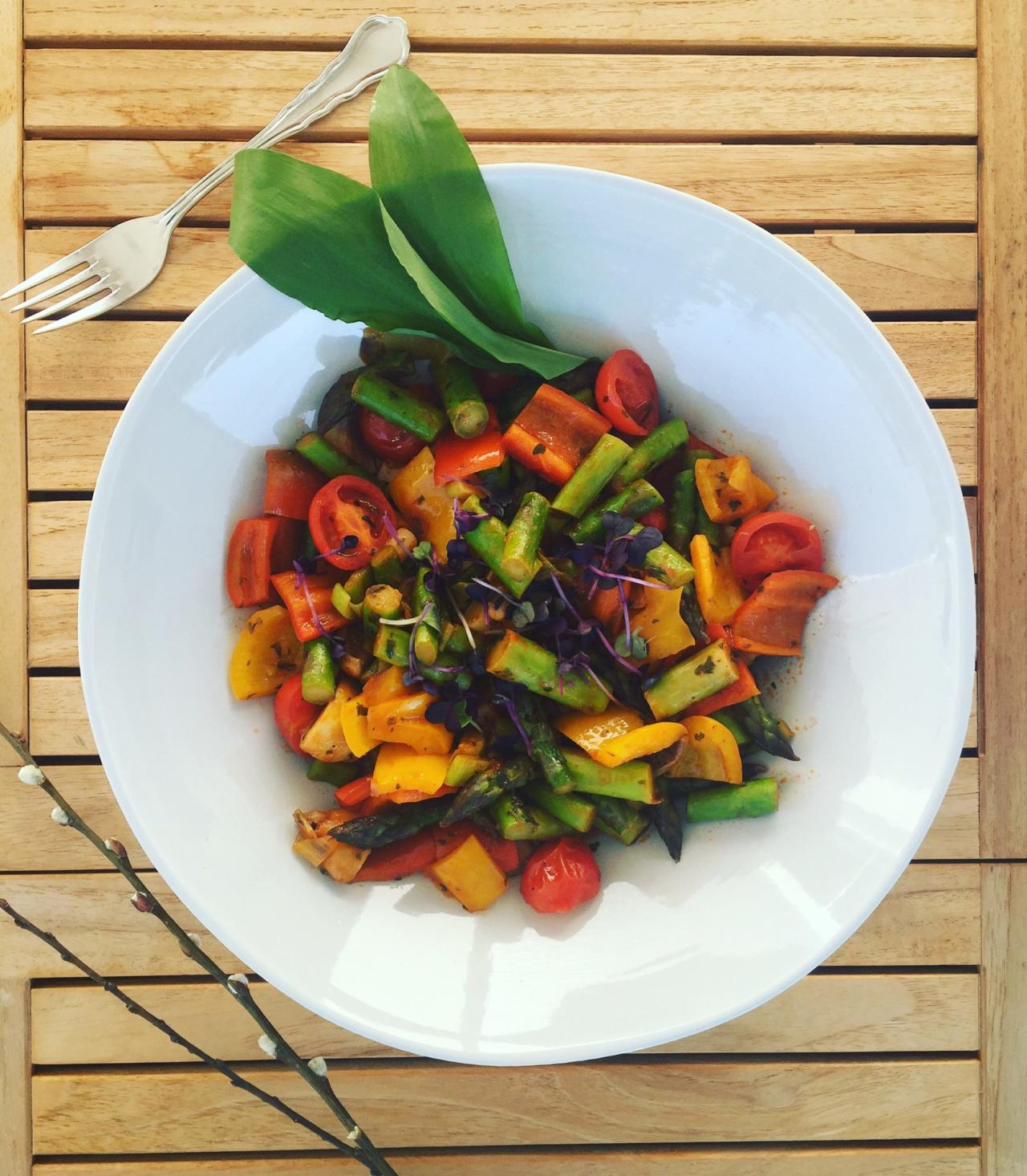 Gemüsepfanne mit Pesto und Sprossen