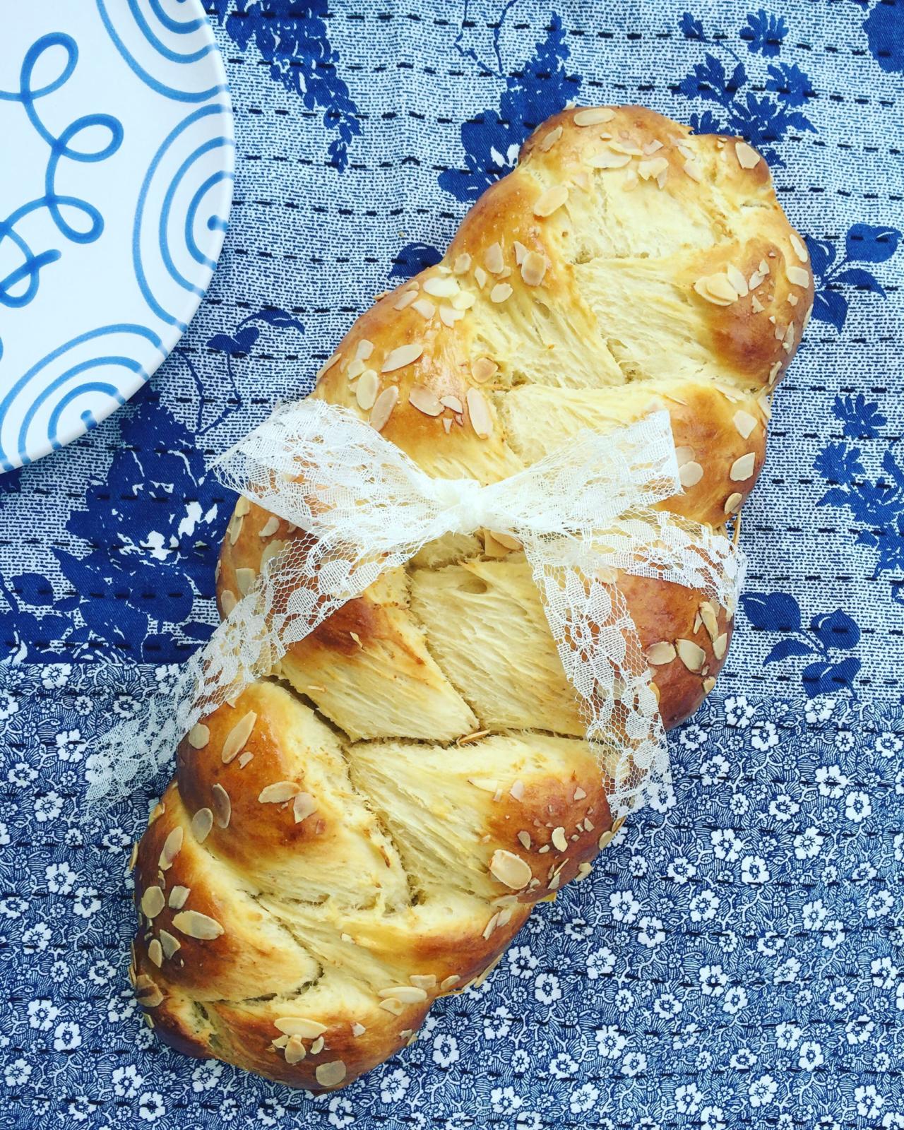 Hefezopf mit Mandeln