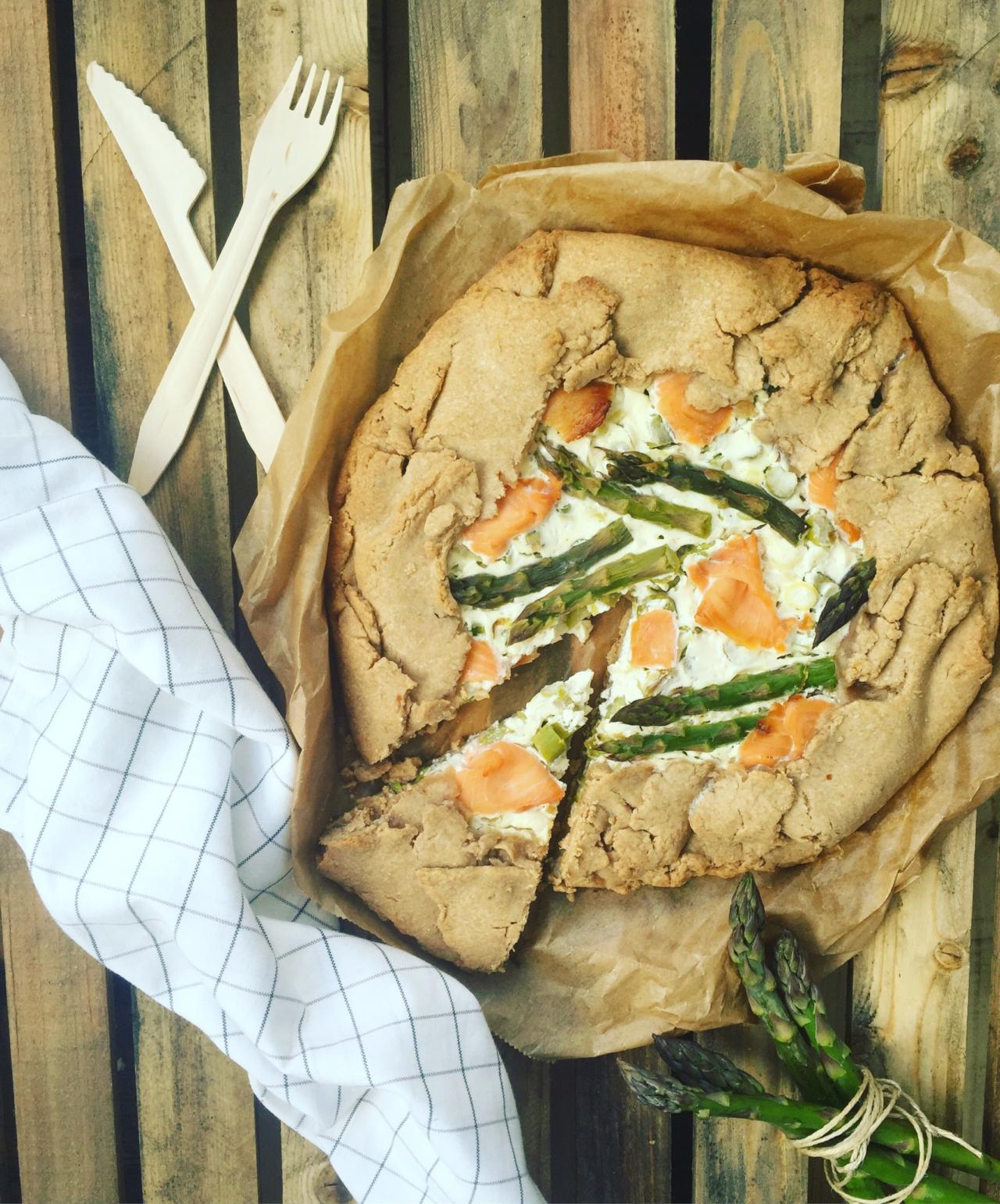 Dinkelgalette mit Spargel und Räucherlachs