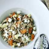 Dinkelreispfanne mit Gemüse und Fetakäse