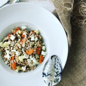 Dinkelreispfanne mit Gemüse und Fetakäse