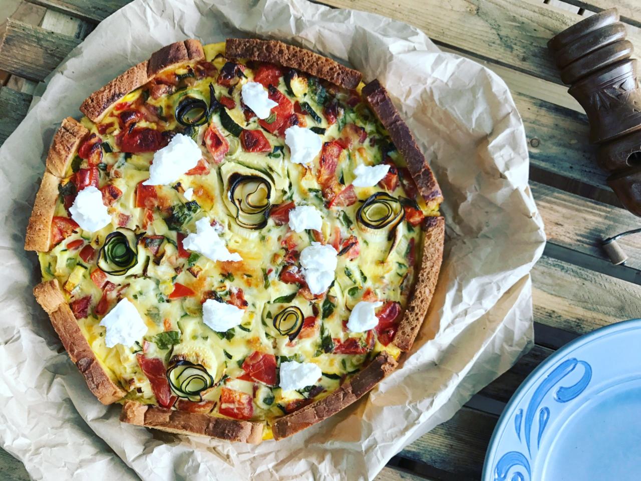 Quiche mit Zucchini, Bruschetta und Ziegenfrischkäse