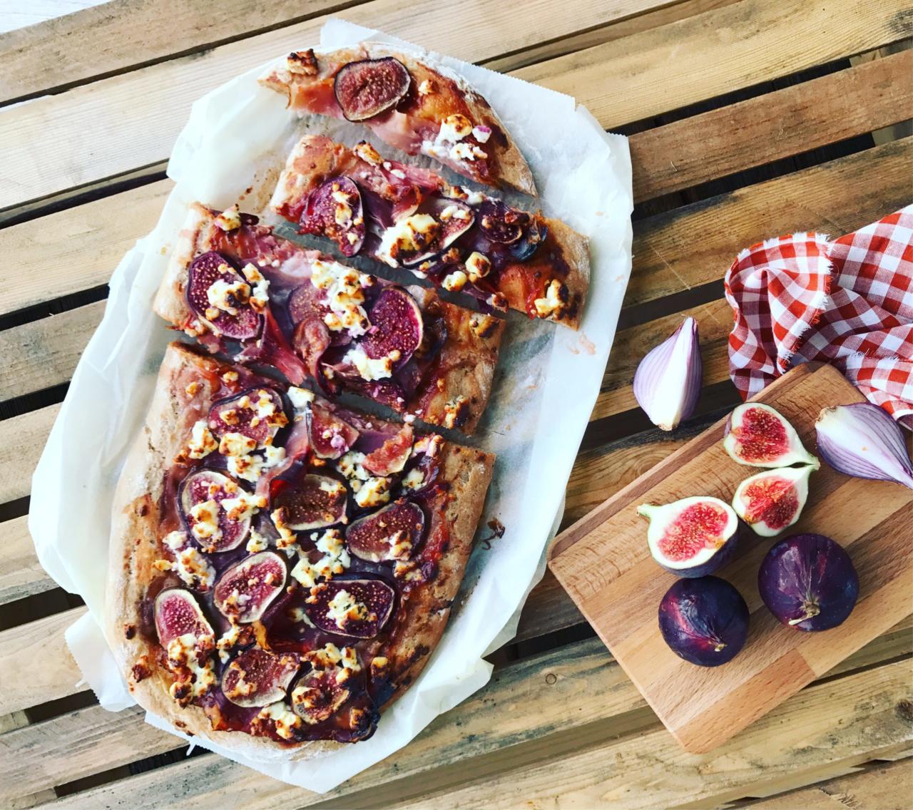 Feigenpizza mit Speck und Fetakäse