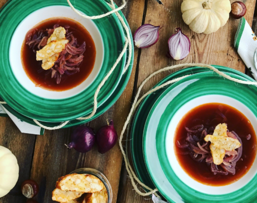 Rote Zwiebelsuppe mit Kaspressknödel