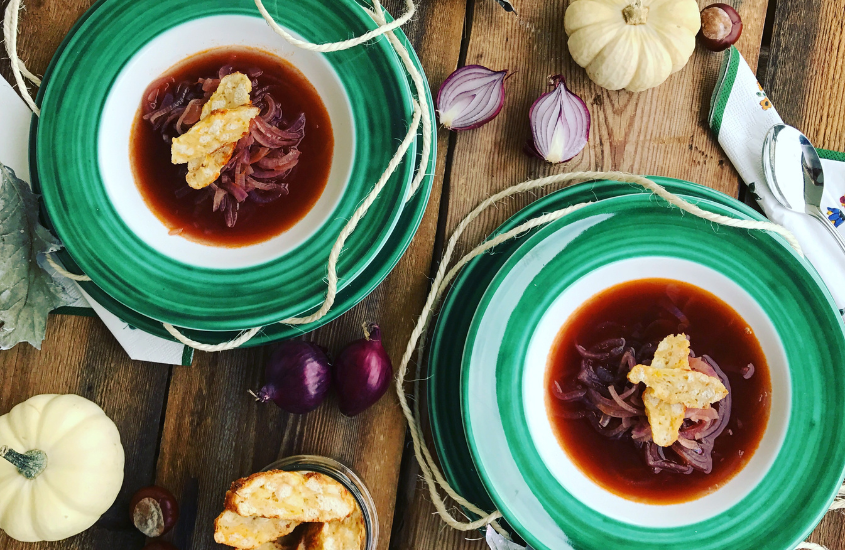 Rote Zwiebelsuppe mit Kaspressknödel