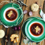 Rote Zwiebelsuppe. mit Kaspressknödel