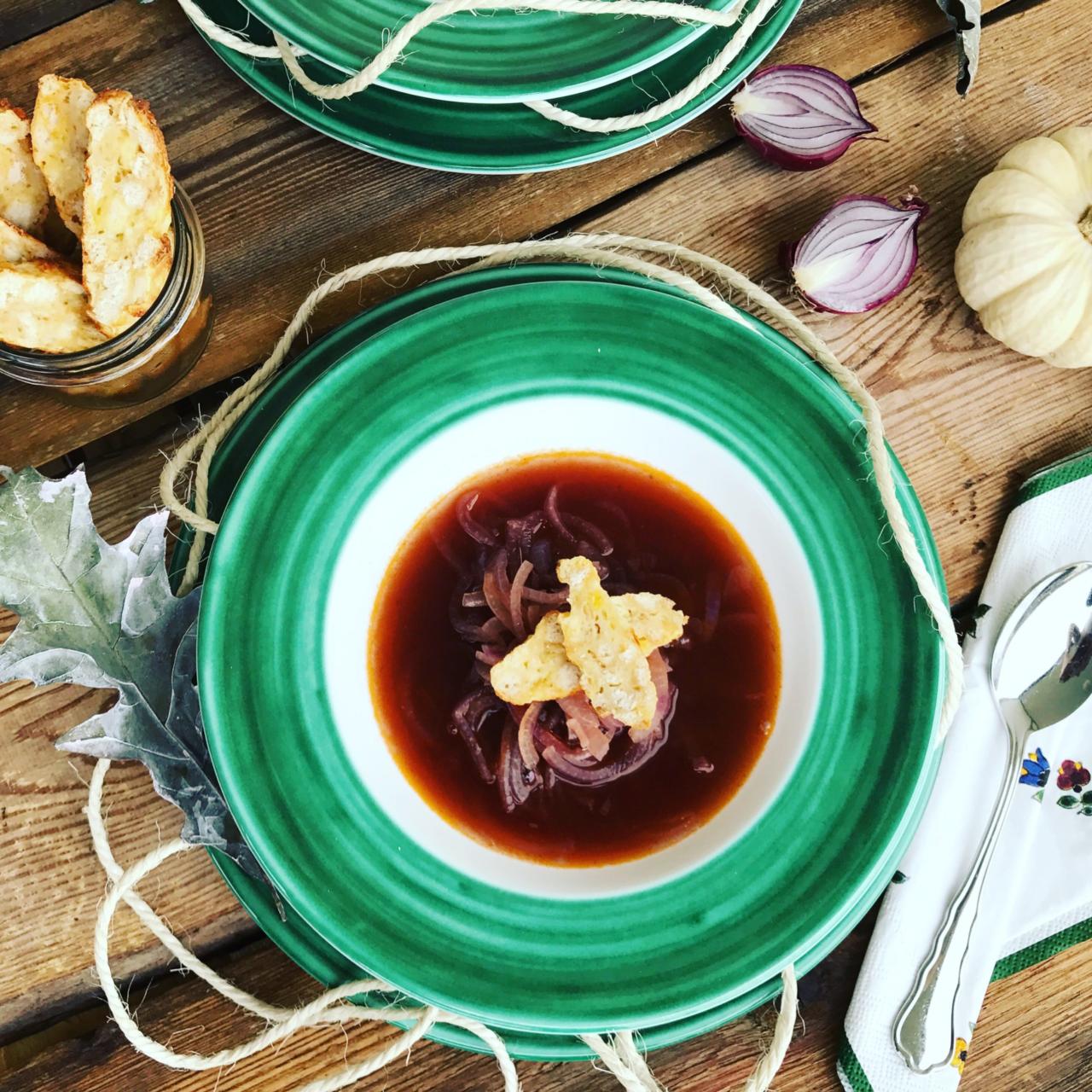 Rote Zwiebelsuppe mit Kaspressknödel