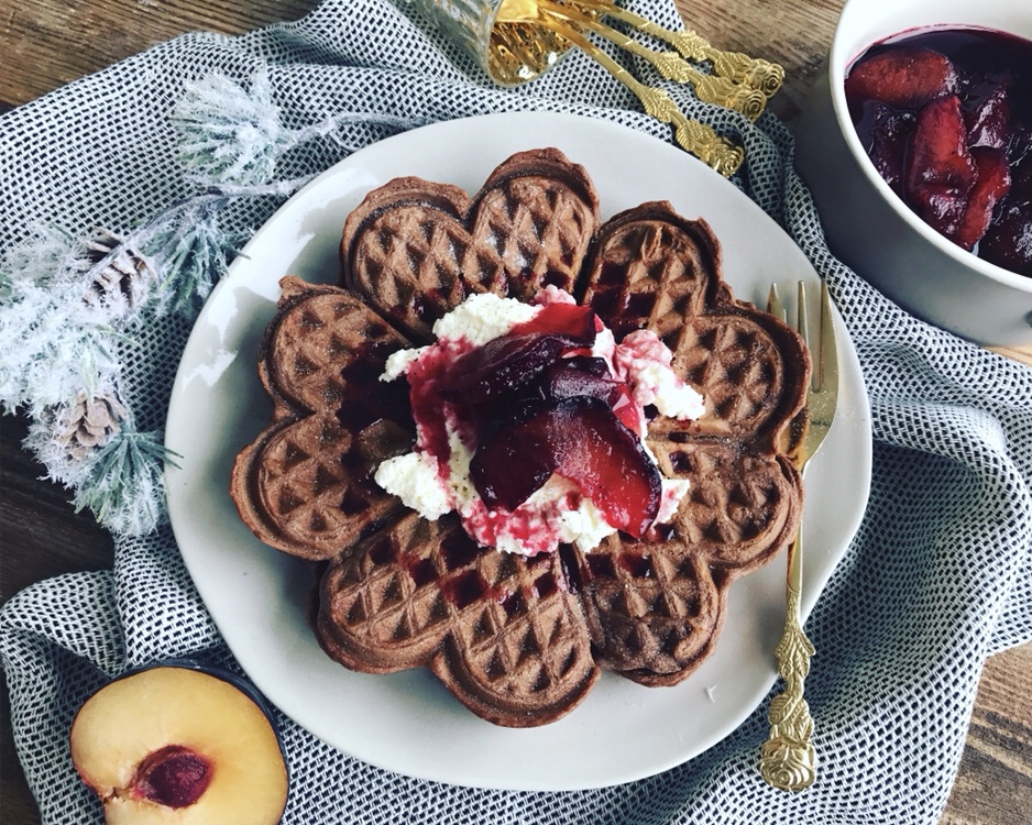 Schokowaffeln mit Vanille Tonkabohnen Pflaumen