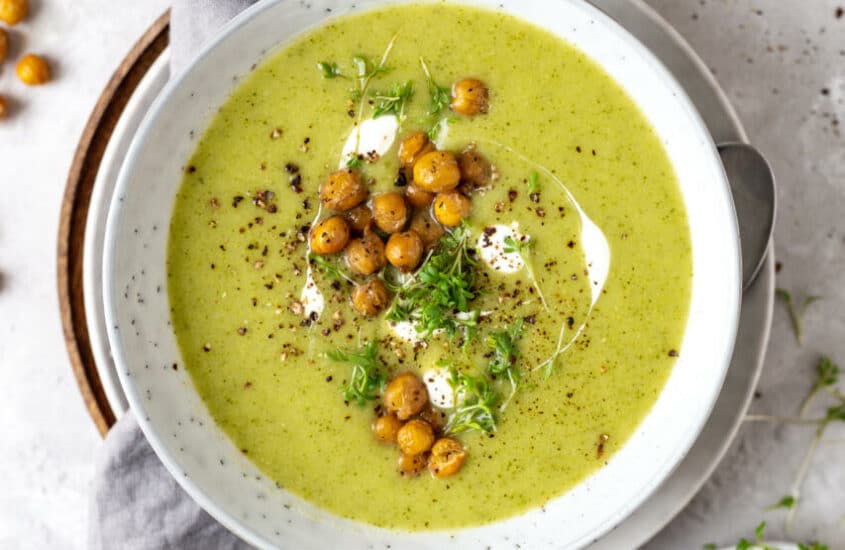 Brokkoli-Suppe mit gerösteten Kichererbsen
