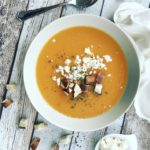 Karottensuppe mit Feta und Laugencroutons