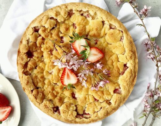 Erdbeer-Rharbarber-Streuselkuchen