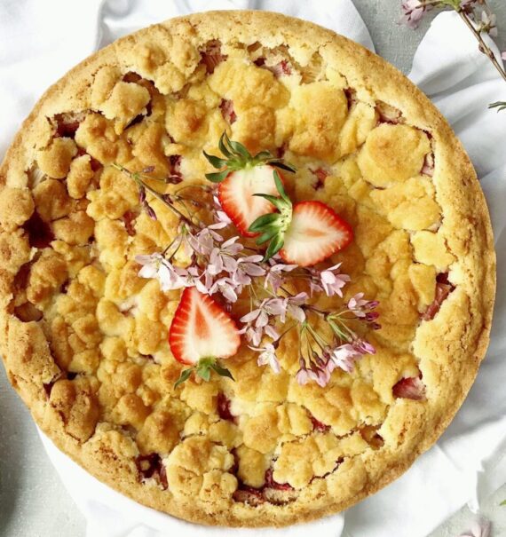 Erdbeer-Rharbarber-Streuselkuchen