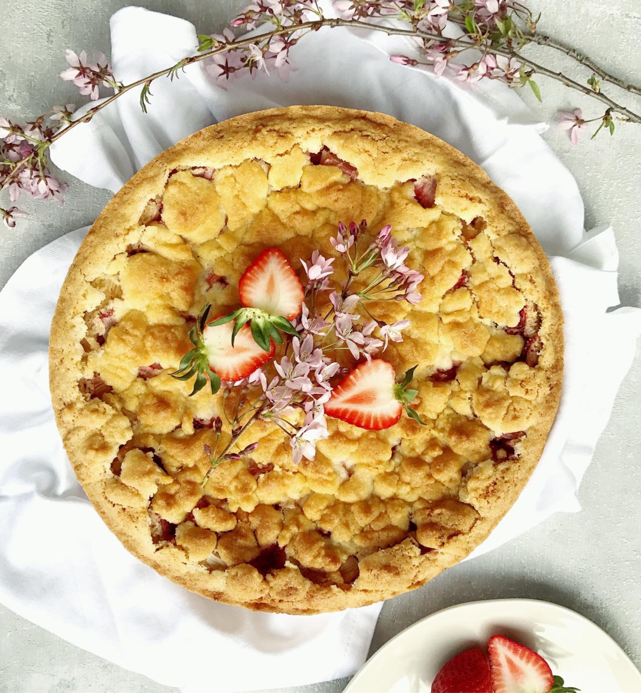 Erdbeer Rhabarbar Streuselkuchen