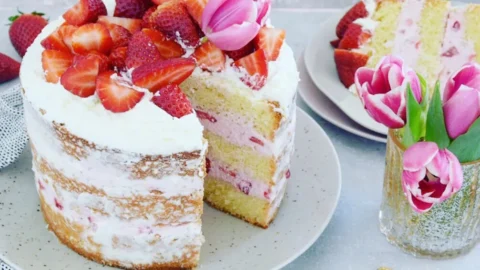 Naked Cake mit Erdbeeren