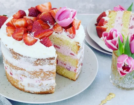 Naked Cake mit Erdbeeren