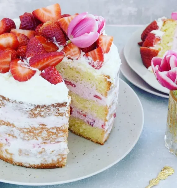 Naked Cake mit Erdbeeren