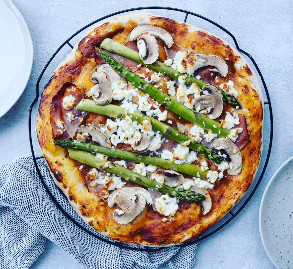 Dinkel Vollkorn Pizza mit grünem Spargel