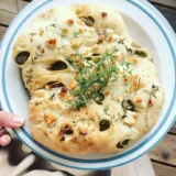 Grillbrot mit Oliven und Feta