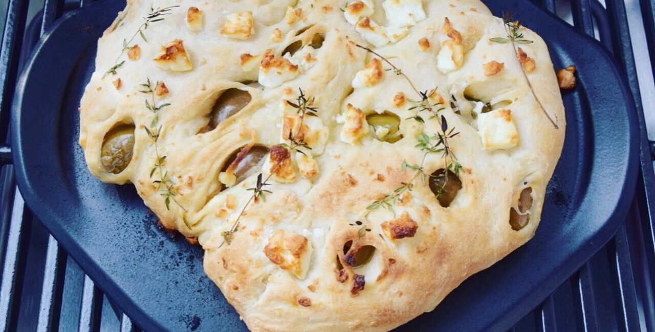 Grillbrot mit Oliven und Fetakäse