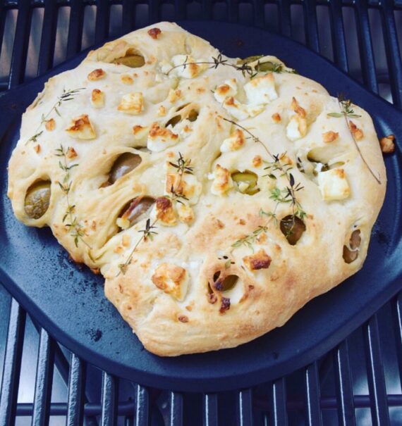 Grillbrot mit Oliven und Fetakäse