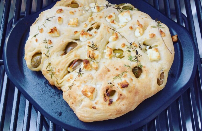 Grillbrot mit Oliven und Fetakäse