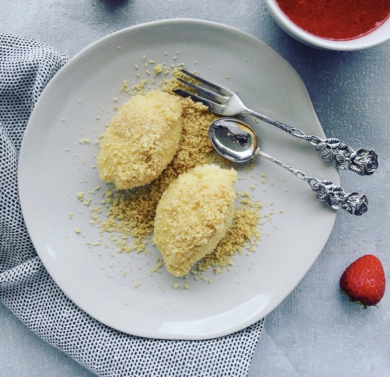 Topfennockerl mit Erdbeersauce