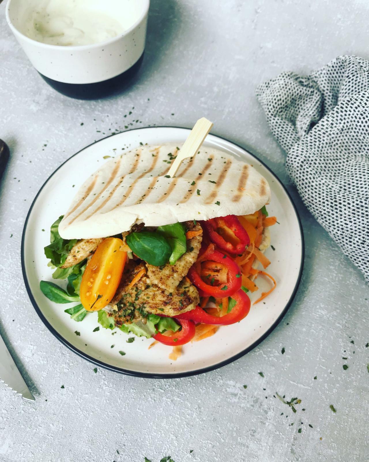 Pita Brot mit Putenfleisch und Gemüse - cookiteasy by Simone Kemptner