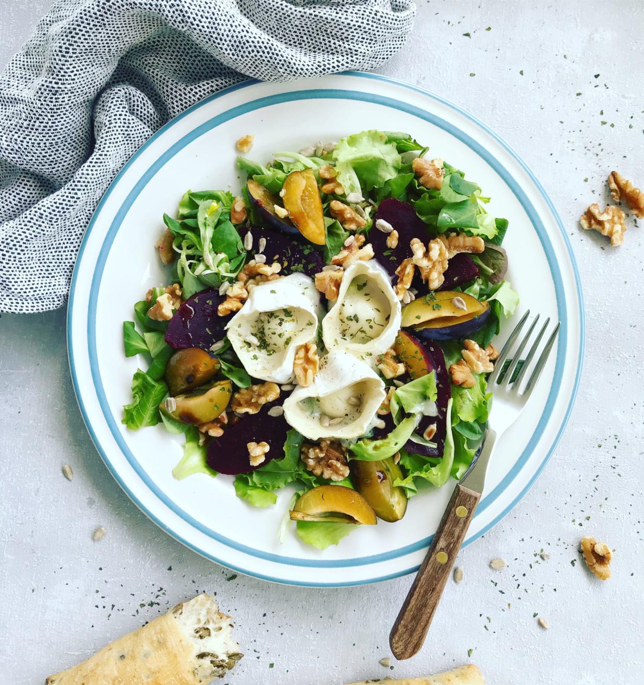 Blattsalat mit Rote Rüben, Ziegenkäse & Walnüssen