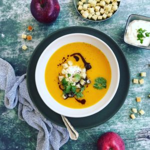 Apfel-Kürbis-Suppe mit Kräutercroutons
