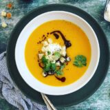 Apfel-Kürbis-Suppe mit Kräutercroutons