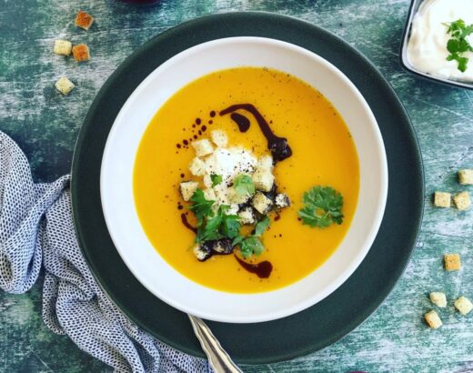 Apfel-Kürbis-Suppe mit Kräutercroutons