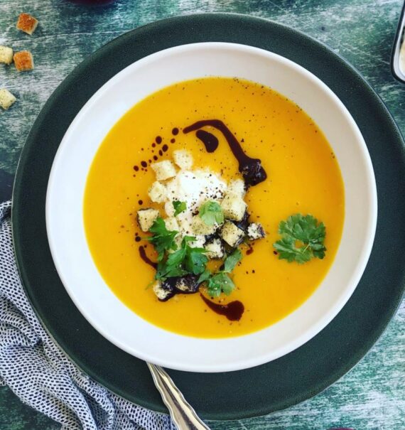 Apfel-Kürbis-Suppe mit Kräutercroutons