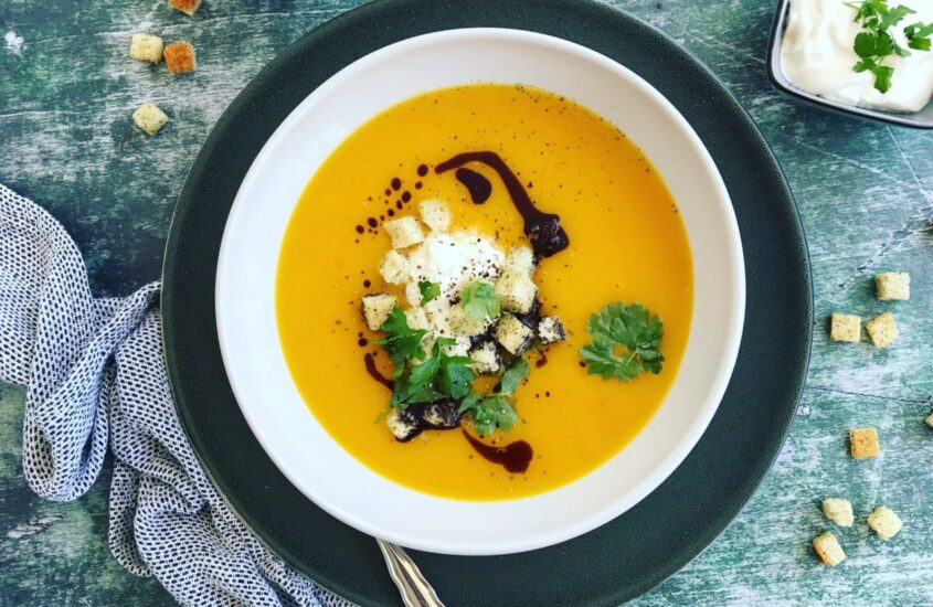 Apfel-Kürbis-Suppe mit Kräutercroutons