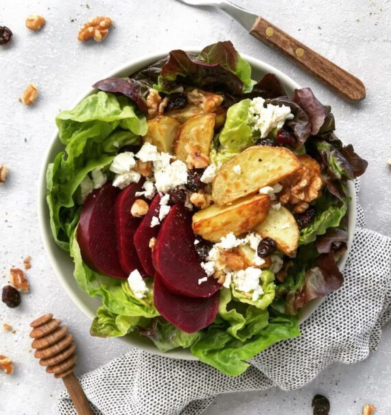 Wintersalat mit Kartoffel Wedges und Roten Rüben