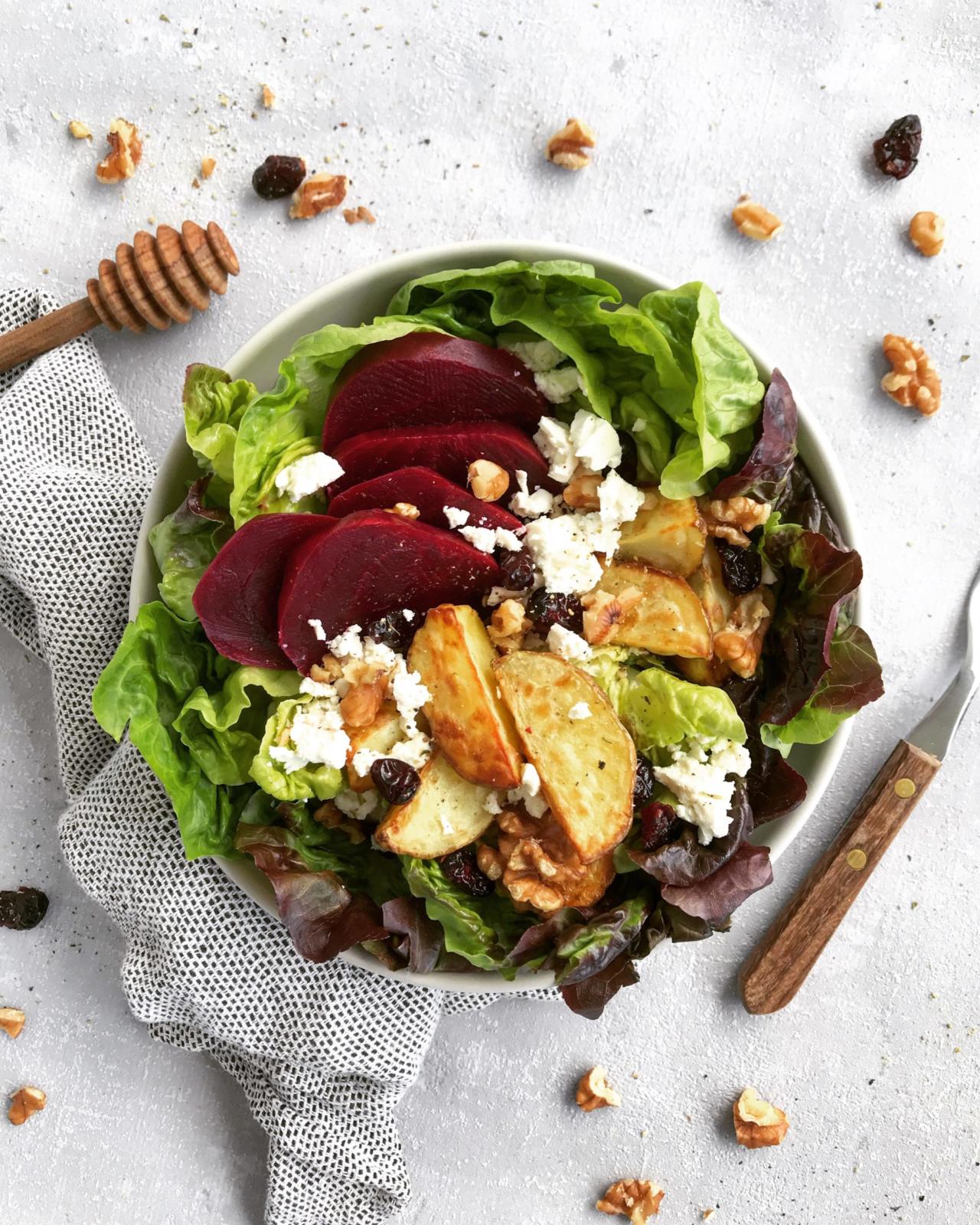Wintersalat mit Kartoffel Wedges und Roten Rüben