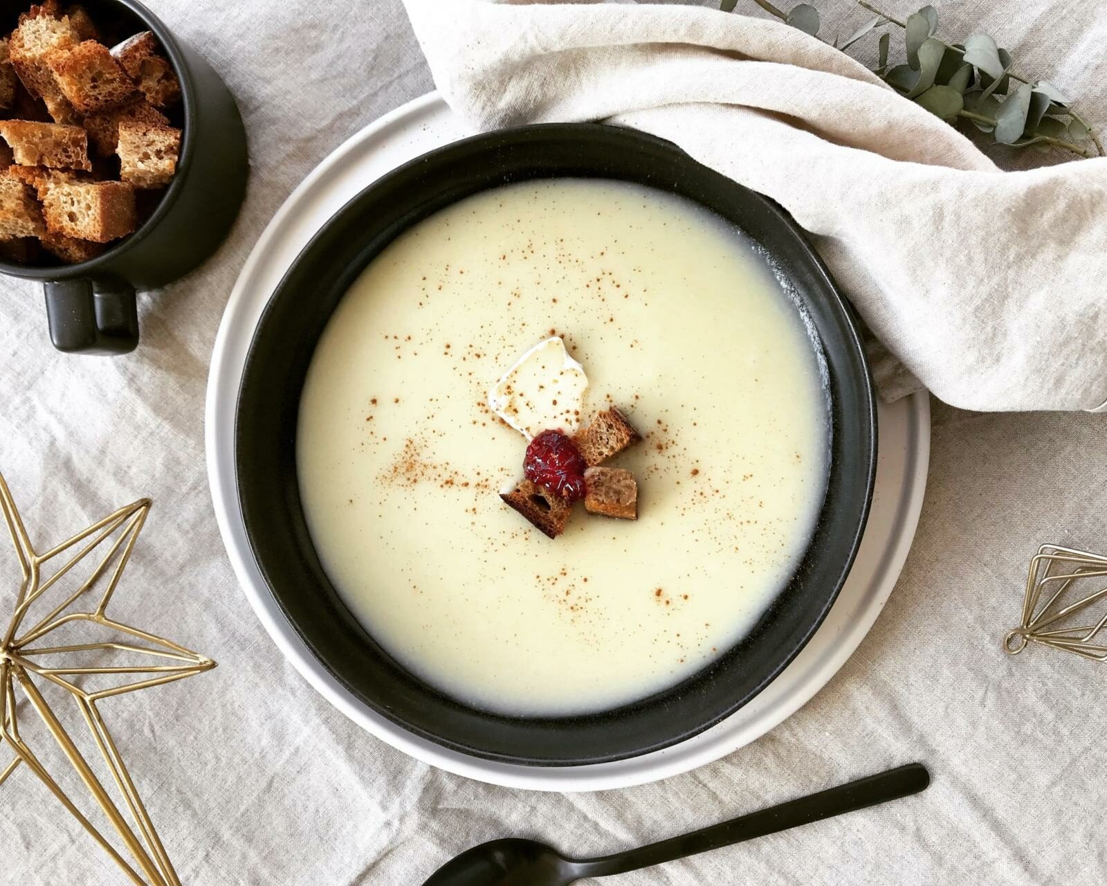 Sellerie Rahmsuppe mit Zimt Croutons - cookiteasy by Simone Kemptner