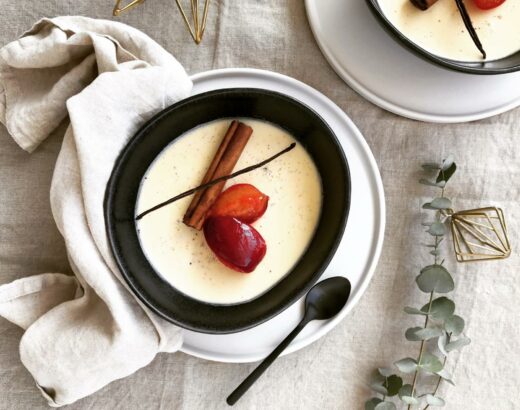 Zimt Pana Cotta mit Honig Pflaumen