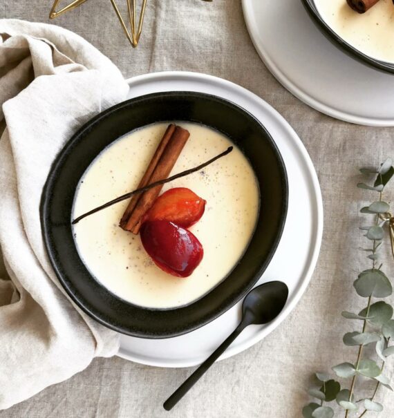 Zimt Pana Cotta mit Honig Pflaumen