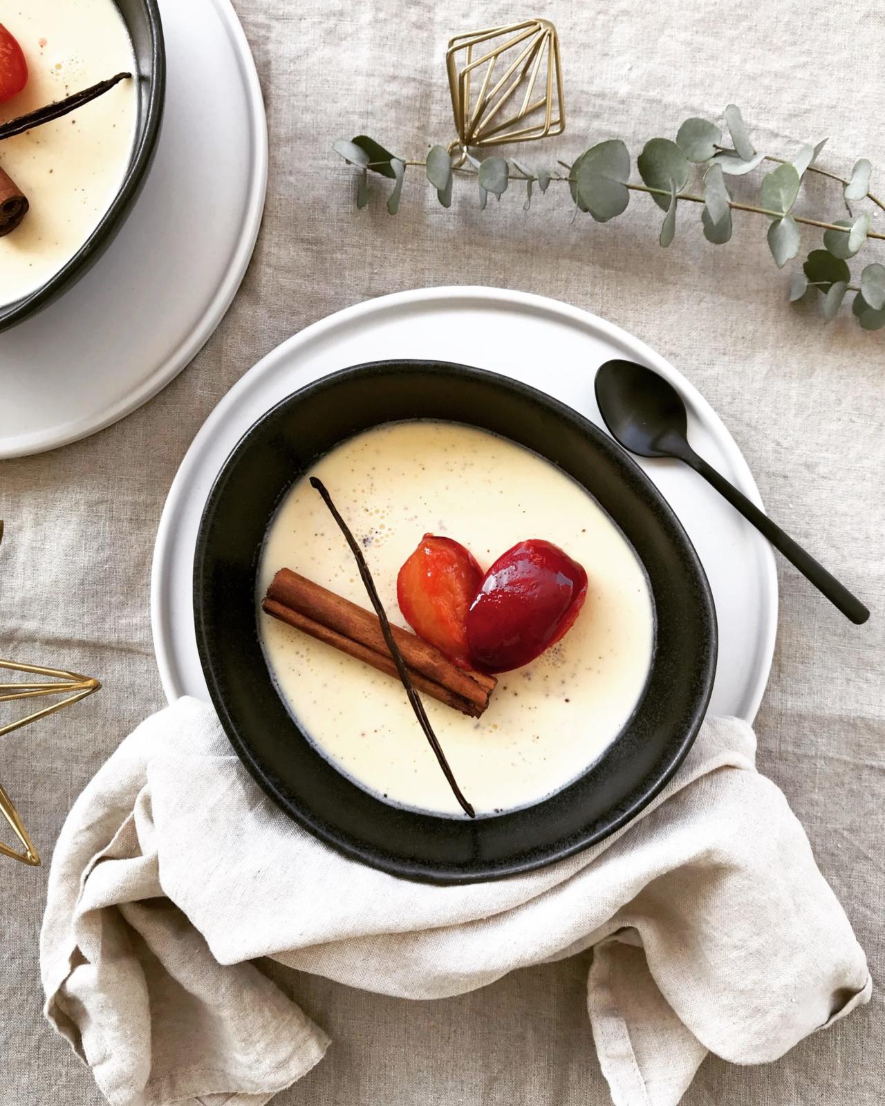 Zimt Pana Cotta mit Honig Pflaumen