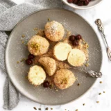 Dinkel Topfenknödel mit Kirschkompott