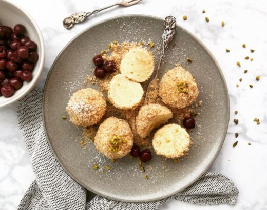 Dinkel Topfenknödel mit Kirschkompott