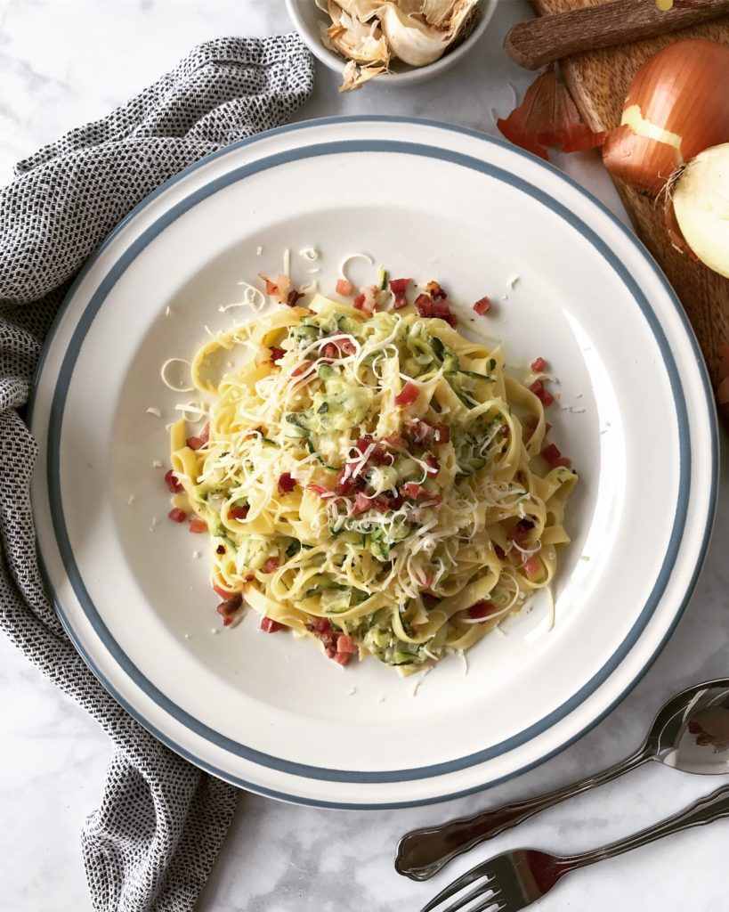 Zucchini-Nudeln mit Frischkäse und Speck - cookiteasy by Simone Kemptner