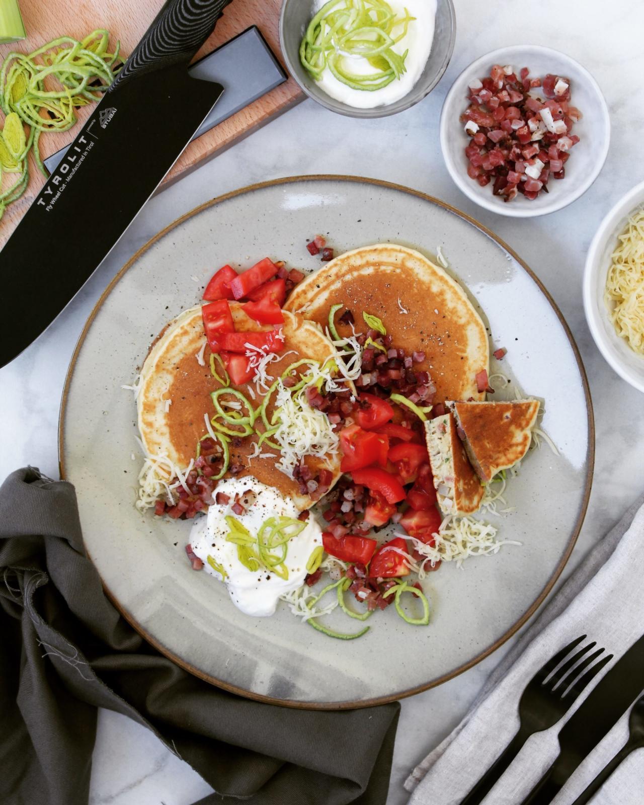 Pikante Pancakes mit Speck und Käse