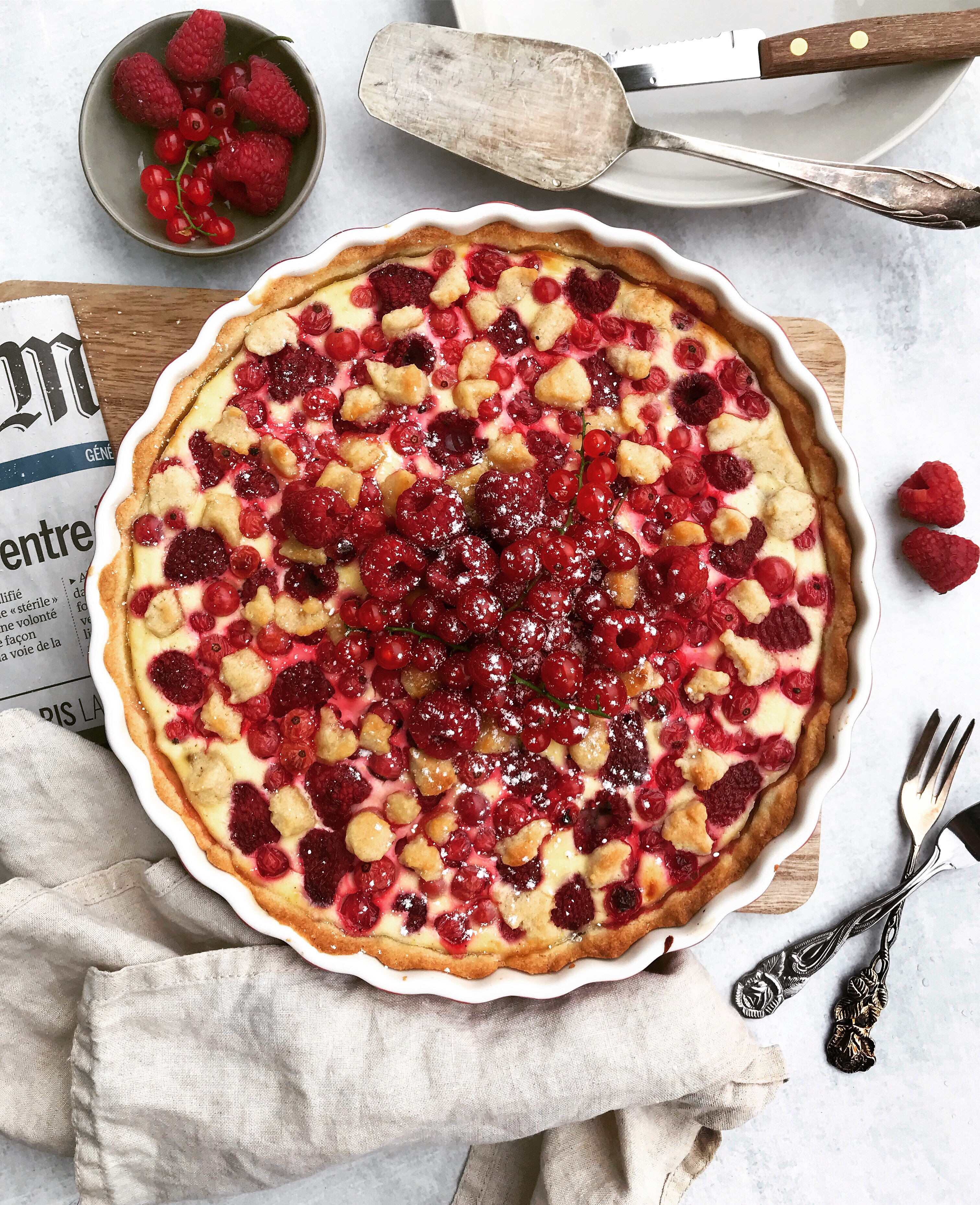 Himbeer Ribisel Tarte mit Sauerrahm Créme 