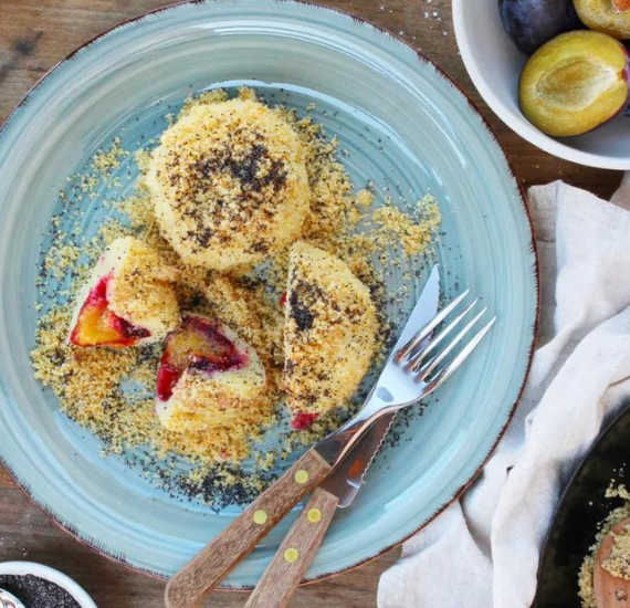 Zwetschkenknödel aus Topfenteig