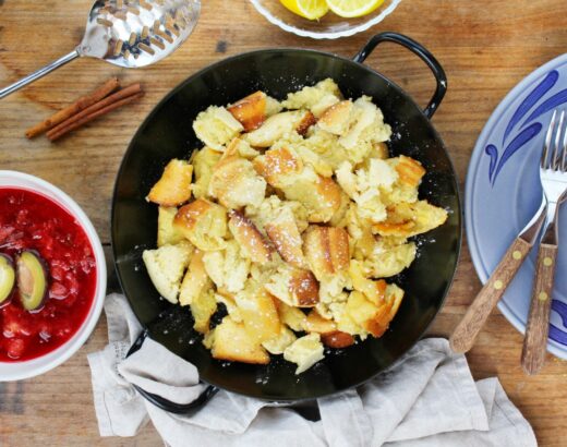 Kaiserschmarren aus dem Backofen mit Zwetschkenröster