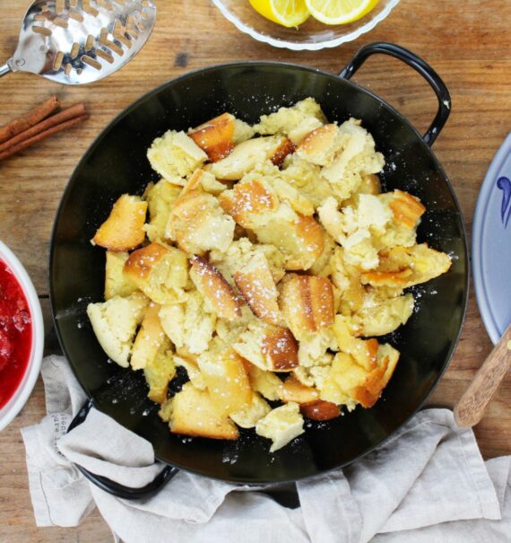 Kaiserschmarren aus dem Backofen mit Zwetschkenröster