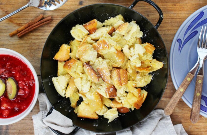Kaiserschmarren aus dem Backofen mit Zwetschkenröster
