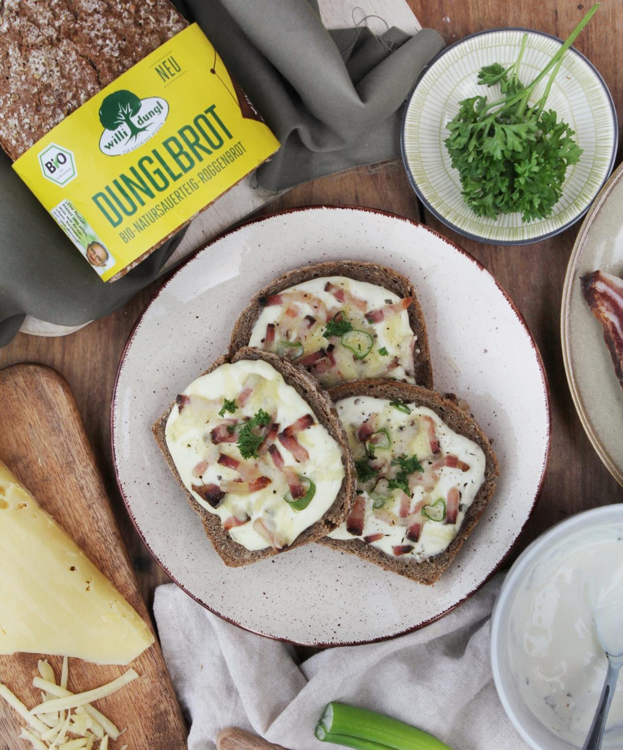 Überbackenes Dunglbrot mit Speck und Käse
