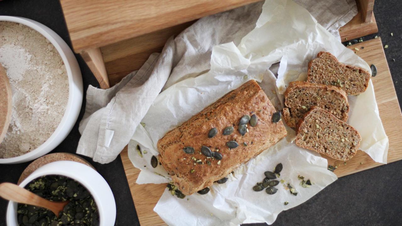 Dinkel Vollkorn Brot mit Kürbiskernen - cookiteasy by Simone Kemptner